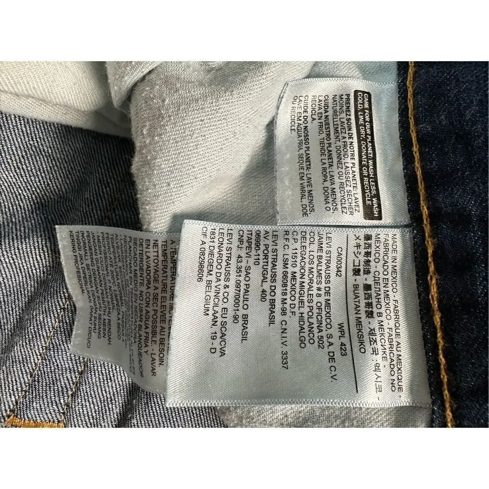 Levi’s men’s 505 straight leg medium wash jeans size 38x30.  #38-0954